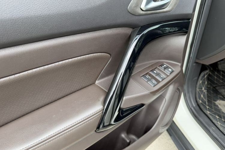 Used GAC Trumpchi GS4 2017 235T Automatic Two-Wheel Drive Luxury Smart Connectivity Version Interior 4