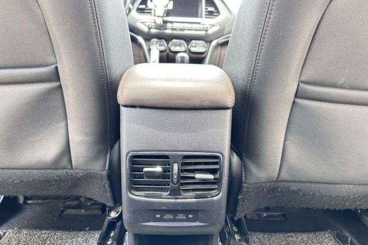 Used GAC Trumpchi GS4 2017 235T Manual Two-Wheel Drive Luxury Edition Interior 4