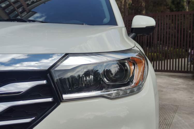 Used GAC Trumpchi GS4 2017 235T Automatic Two-Wheel Drive Luxury Smart Connectivity Version Left Front Headlight