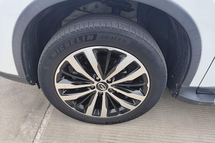 Used GAC Trumpchi GS4 2017 235T Automatic Two-Wheel Drive Luxury Smart Connectivity Version Left Front Wheel Hub