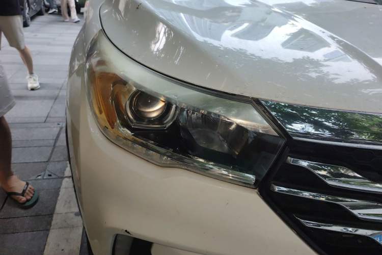 Used GAC Trumpchi GS4 2017 235T Automatic Two-Wheel Drive Luxury Smart Connectivity Version Right Front Headlight
