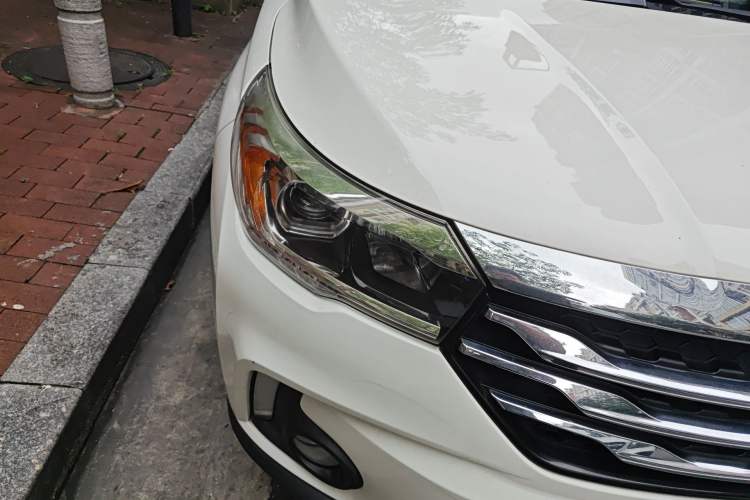 Used GAC Trumpchi GS4 2017 235T Automatic Two-Wheel Drive Luxury Smart Connectivity Version Right Front Headlight