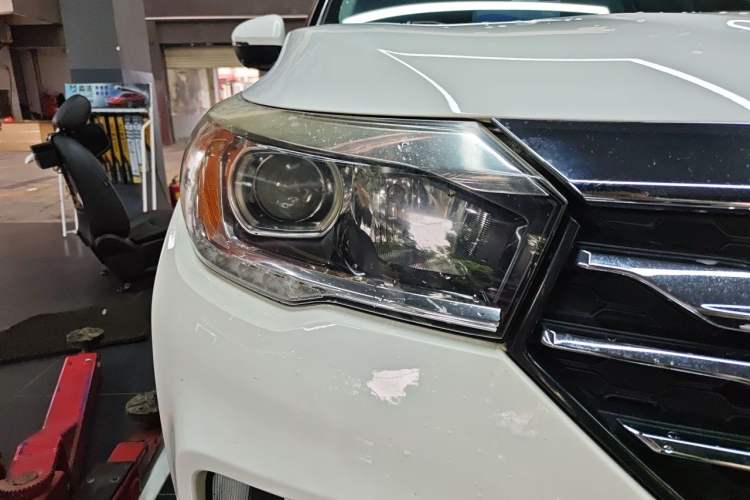 Used GAC Trumpchi GS4 2017 235T Automatic Two-Wheel Drive Luxury Smart Connectivity Version Right Front Headlight