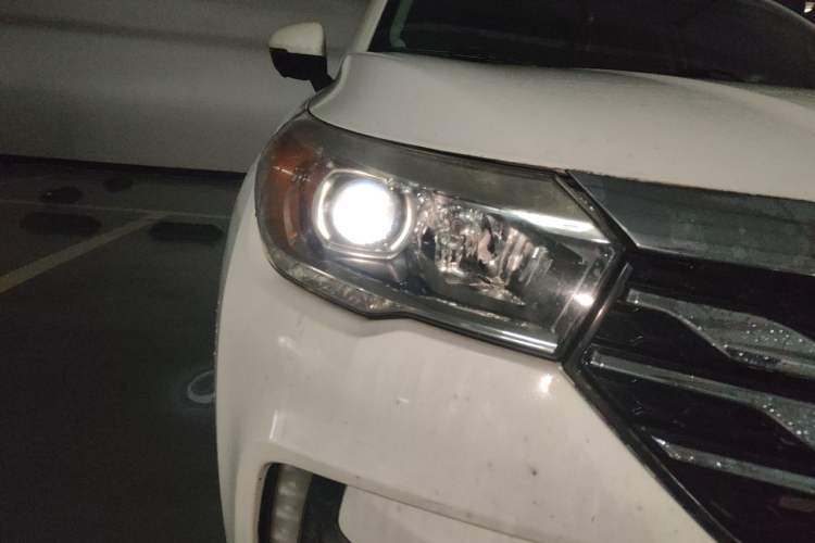 Used GAC Trumpchi GS4 2017 235T Automatic Two-Wheel Drive Luxury Smart Connectivity Version Right Front Headlight