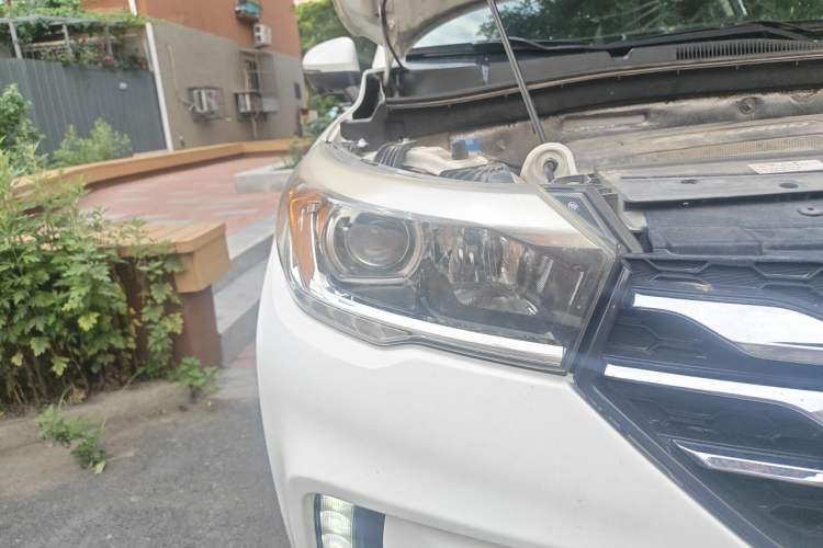 Used GAC Trumpchi GS4 2017 235T Automatic Two-Wheel Drive Luxury Smart Connectivity Version Right Front Headlight