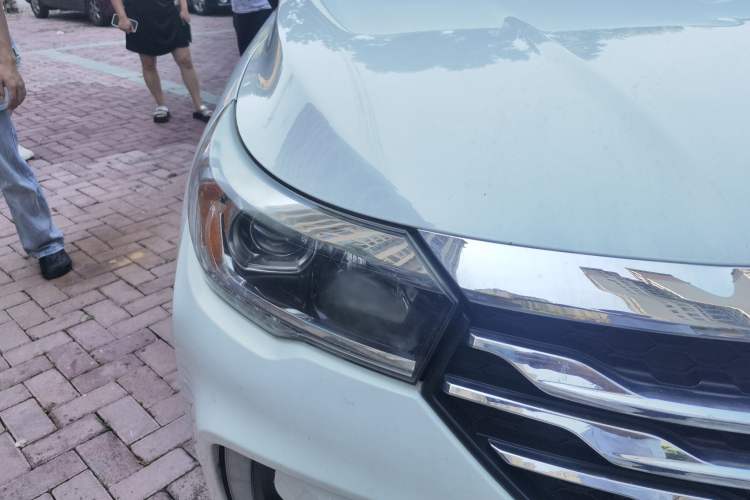 Used GAC Trumpchi GS4 2017 235T Automatic Two-Wheel Drive Luxury Smart Connectivity Version Right Front Headlight