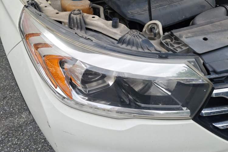 Used GAC Trumpchi GS4 2017 235T Automatic Two-Wheel Drive Luxury Smart Connectivity Version Right Front Headlight