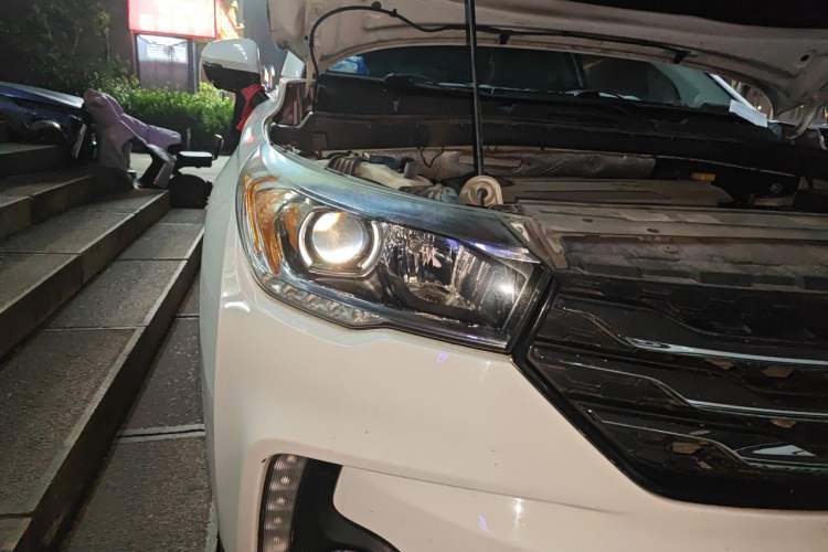 Used GAC Trumpchi GS4 2017 235T Automatic Two-Wheel Drive Luxury Smart Connectivity Version Right Front Headlight