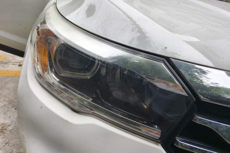 Used GAC Trumpchi GS4 2017 235T Automatic Two-Wheel Drive Luxury Smart Connectivity Version Right Front Headlight