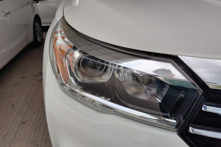 Used GAC Trumpchi GS4 2017 235T Automatic Two-Wheel Drive Luxury Smart Connectivity Version Right Front Headlight