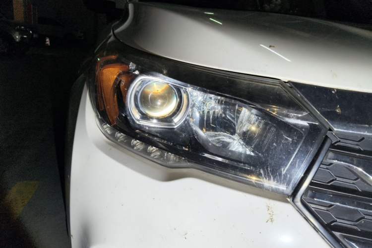 Used GAC Trumpchi GS4 2017 235T Automatic Two-Wheel Drive Luxury Smart Connectivity Version Right Front Headlight