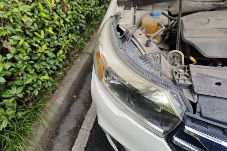 Used GAC Trumpchi GS4 2017 235T Automatic Two-Wheel Drive Luxury Smart Connectivity Version Right Front Headlight