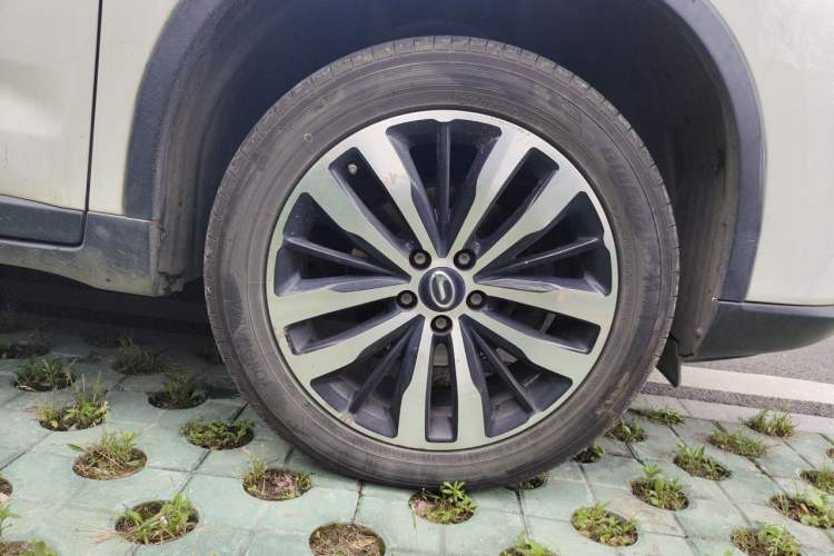Used GAC Trumpchi GS4 2017 235T Automatic Two-Wheel Drive Luxury Smart Connectivity Version Right Front Wheel Hub