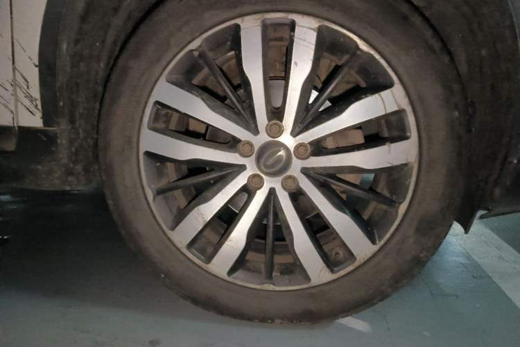 Used GAC Trumpchi GS4 2017 235T Automatic Two-Wheel Drive Luxury Smart Connectivity Version Right Front Wheel Hub