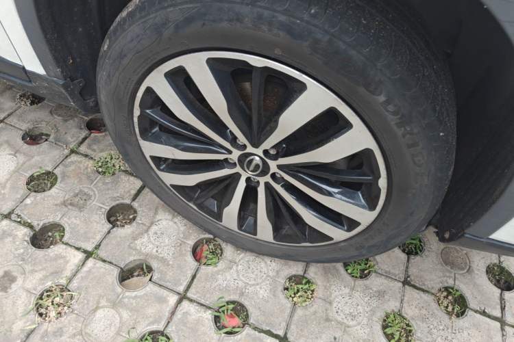 Used GAC Trumpchi GS4 2017 235T Automatic Two-Wheel Drive Luxury Smart Connectivity Version Right Front Wheel Hub