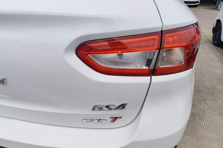 Used GAC Trumpchi GS4 2017 235T Automatic Two-Wheel Drive Luxury Smart Connectivity Version Right Rear Taillight