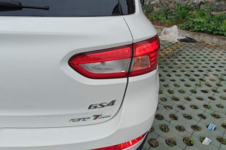Used GAC Trumpchi GS4 2017 235T Automatic Two-Wheel Drive Luxury Smart Connectivity Version Right Rear Taillight
