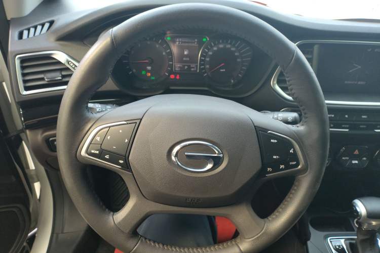 Used GAC Trumpchi GS4 2017 235T Automatic Two-Wheel Drive Luxury Smart Connectivity Version Steering Wheel