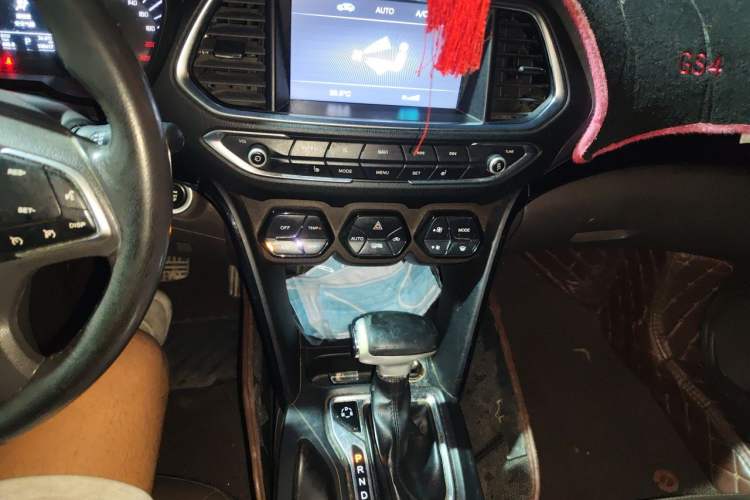 Used GAC Trumpchi GS4 2017 235T Automatic Two-Wheel Drive Luxury Smart Connectivity Version Audio And AC Panel