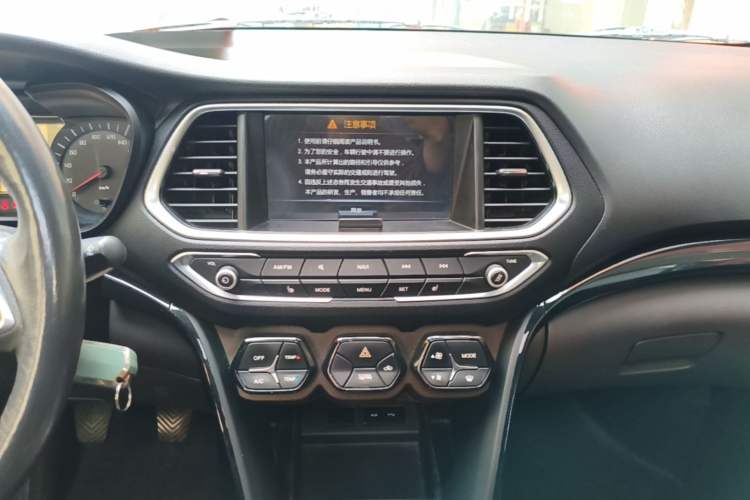 Used GAC Trumpchi GS4 2017 235T Manual Two-Wheel Drive Luxury Edition Audio And AC Panel