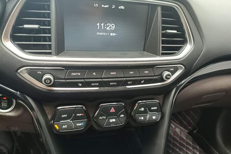 Used GAC Trumpchi GS4 2017 235T Automatic Two-Wheel Drive Elite Edition Audio And AC Panel