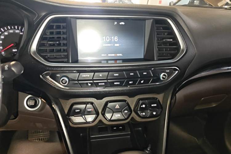Used GAC Trumpchi GS4 2017 235T G-DCT Two-Wheel Drive Luxury Edition Audio And AC Panel