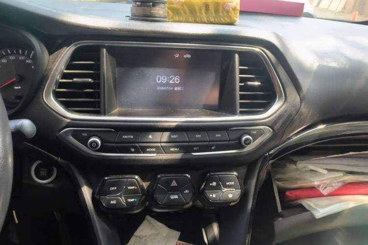 Used GAC Trumpchi GS4 2017 200T G-DCT Two-Wheel Drive Luxury Edition Audio And AC Panel