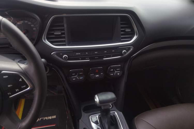 Used GAC Trumpchi GS4 2017 235T Automatic Two-Wheel Drive Luxury Smart Connectivity Version Audio And AC Panel