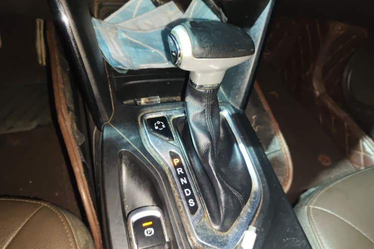 Used GAC Trumpchi GS4 2017 235T Automatic Two-Wheel Drive Luxury Smart Connectivity Version Gear Lever