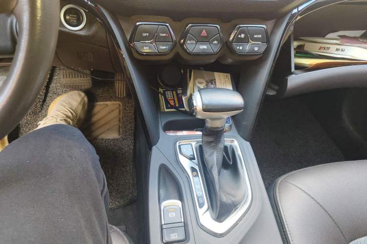 Used GAC Trumpchi GS4 2017 235T Automatic Two-Wheel Drive Luxury Smart Connectivity Version Gear Lever