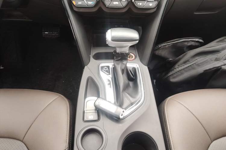 Used GAC Trumpchi GS4 2017 235T Automatic Two-Wheel Drive Luxury Smart Connectivity Version Gear Lever
