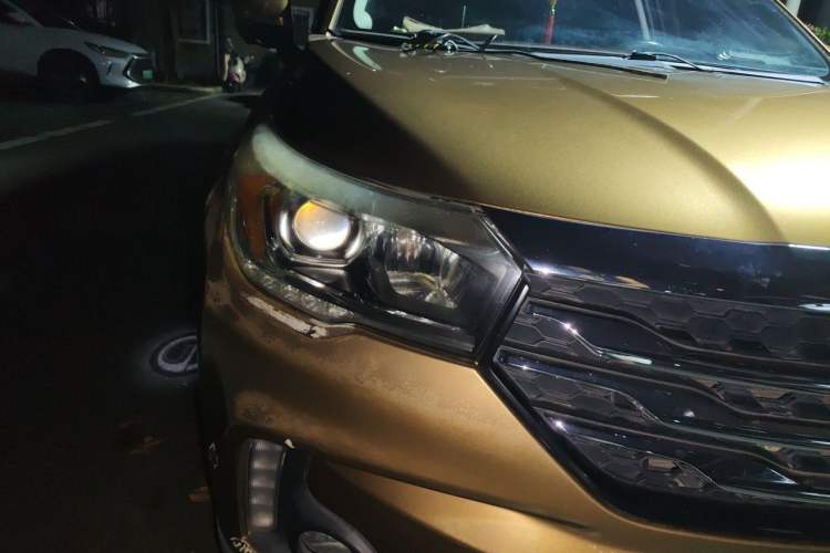 Used GAC Trumpchi GS4 2017 235T Automatic Two-Wheel Drive Luxury Smart Connectivity Version Right Front Headlight