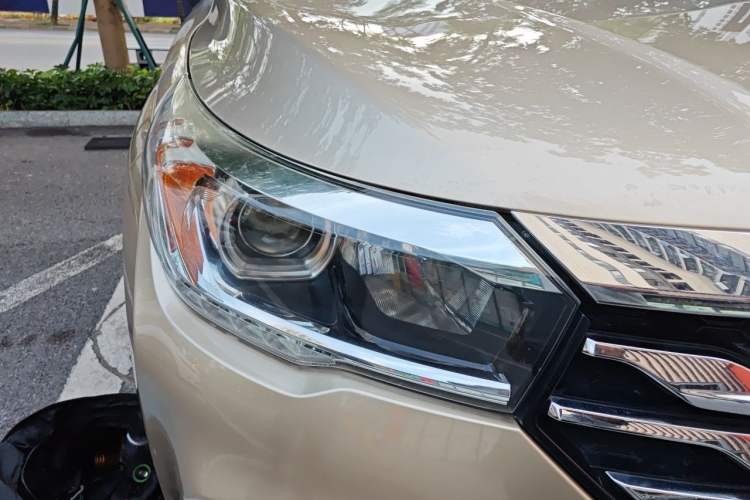 Used GAC Trumpchi GS4 2017 235T Automatic Two-Wheel Drive Luxury Smart Connectivity Version Right Front Headlight