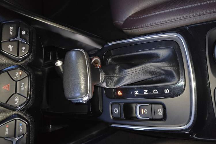 Used GAC Trumpchi GS4 2018 235T Automatic Two-Wheel Drive Luxury Smart Connectivity Version Gear Lever