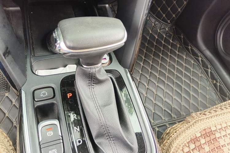 Used GAC Trumpchi GS4 2018 235T DCT Two-Wheel Drive Luxury Smart Connectivity Millionth Anniversary Edition Gear Lever