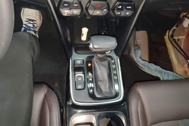 Used GAC Trumpchi GS4 2018 235T Automatic Two-Wheel Drive Elite Edition Gear Lever