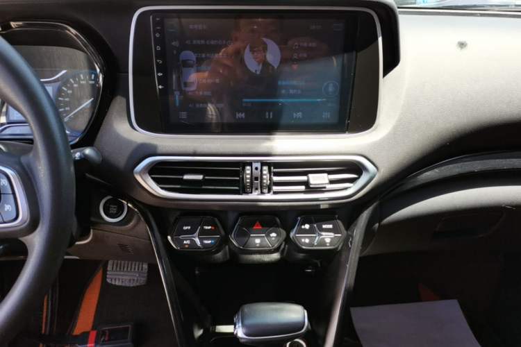 Used GAC Trumpchi GS4 2018 200T G-DCT Two-Wheel Drive Elite Edition Audio And AC Panel