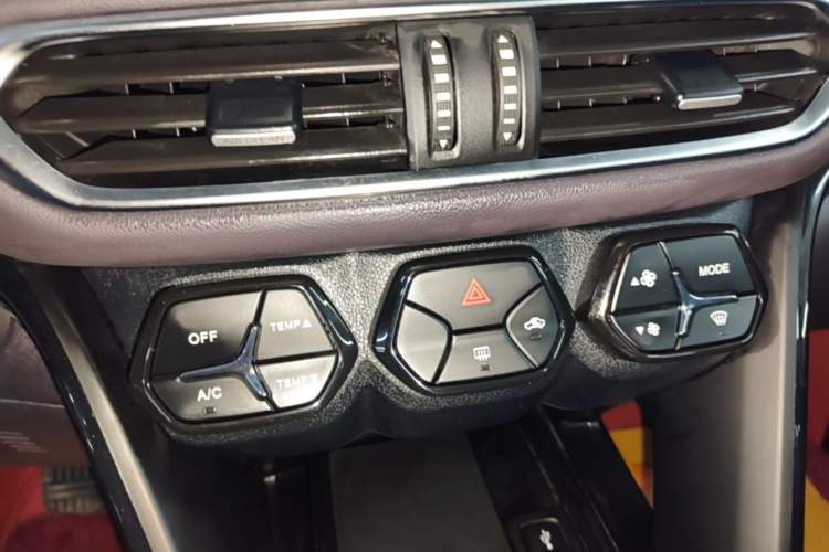 Used GAC Trumpchi GS4 2018 200T G-DCT Two-Wheel Drive Elite Edition Audio And AC Panel