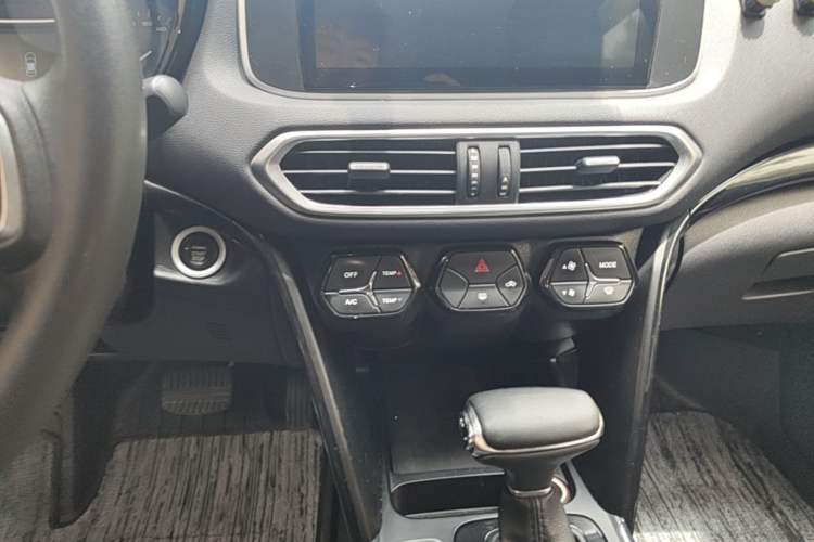 Used GAC Trumpchi GS4 2018 235T Automatic Two-Wheel Drive Elite Edition Audio And AC Panel