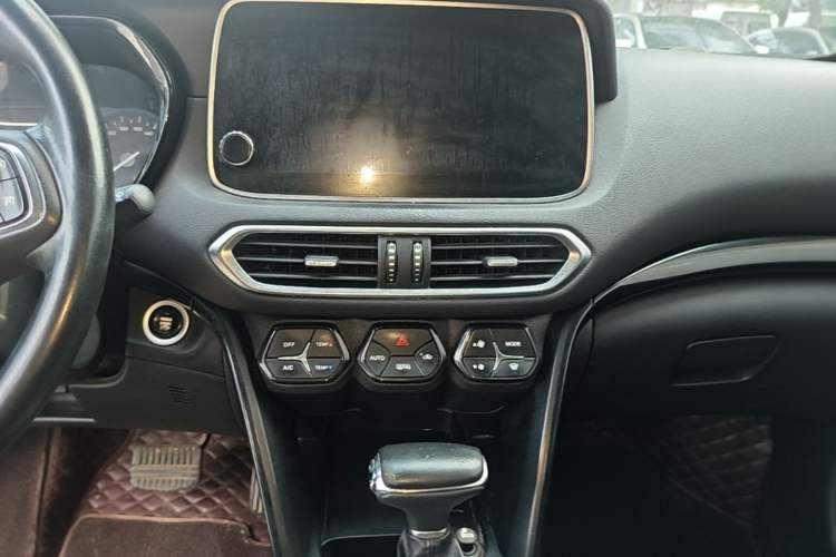 Used GAC Trumpchi GS4 2018 235T Automatic Two-Wheel Drive Luxury Smart Connectivity Version Audio And AC Panel