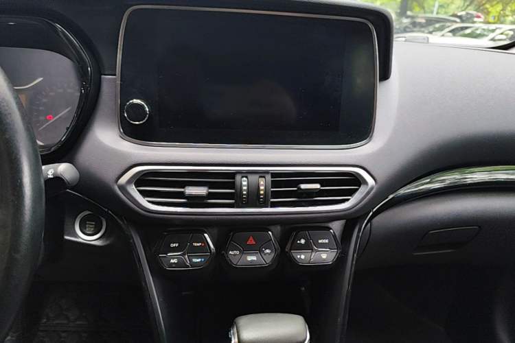 Used GAC Trumpchi GS4 2018 235T Automatic Two-Wheel Drive Luxury Smart Connectivity Version Audio And AC Panel