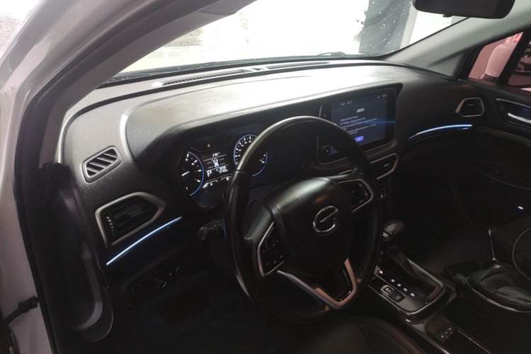 Used GAC Trumpchi GS4 2018 235T Automatic Two-Wheel Drive Luxury Smart Connectivity Millionth Anniversary Edition Center Console