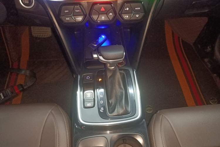 Used GAC Trumpchi GS4 2018 235T Automatic Two-Wheel Drive Elite Millionth Anniversary Edition Gear Lever