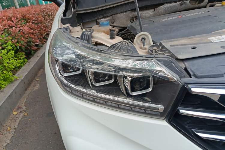 Used GAC Trumpchi GS4 2018 235T Automatic Two-Wheel Drive Luxury Smart Connectivity Millionth Anniversary Edition Right Front Headlight