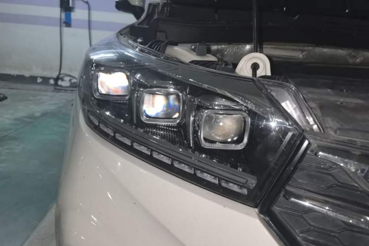 Used GAC Trumpchi GS4 2018 235T Automatic Two-Wheel Drive Luxury Smart Connectivity Millionth Anniversary Edition Right Front Headlight