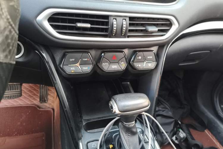 Used GAC Trumpchi GS4 2019 270T Automatic Two-Wheel Drive Luxury Smart Connectivity Model Audio And AC Panel