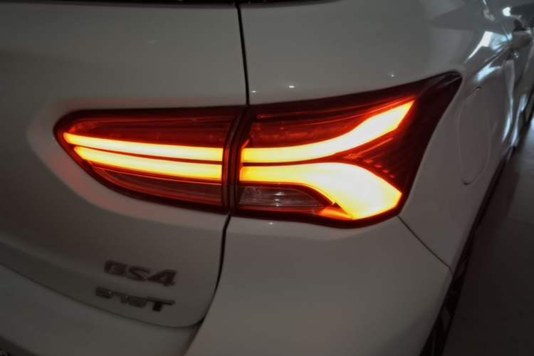 Used GAC Trumpchi GS4 2019 270T Automatic Two-Wheel Drive Luxury Smart Connectivity Model Right Rear Taillight