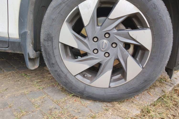 Used GAC Trumpchi GS4 2020 270T Automatic Luxury Smart Connectivity Version Right Front Wheel Hub