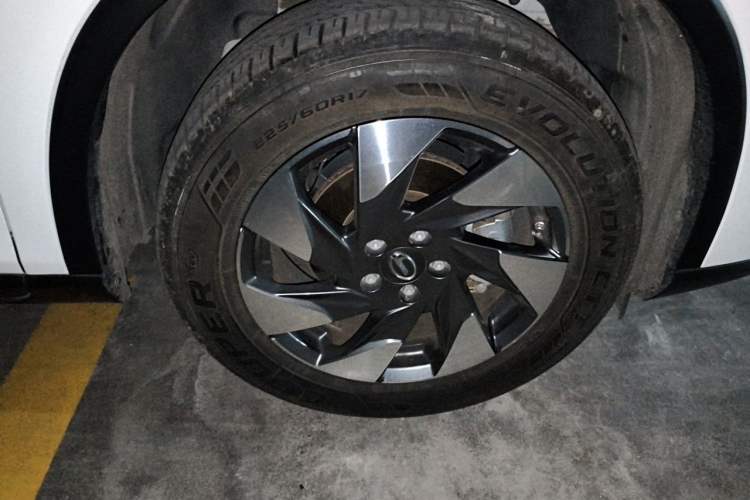 Used GAC Trumpchi GS4 2021 270T Automatic Luxury Smart Connectivity Version Right Front Wheel Hub