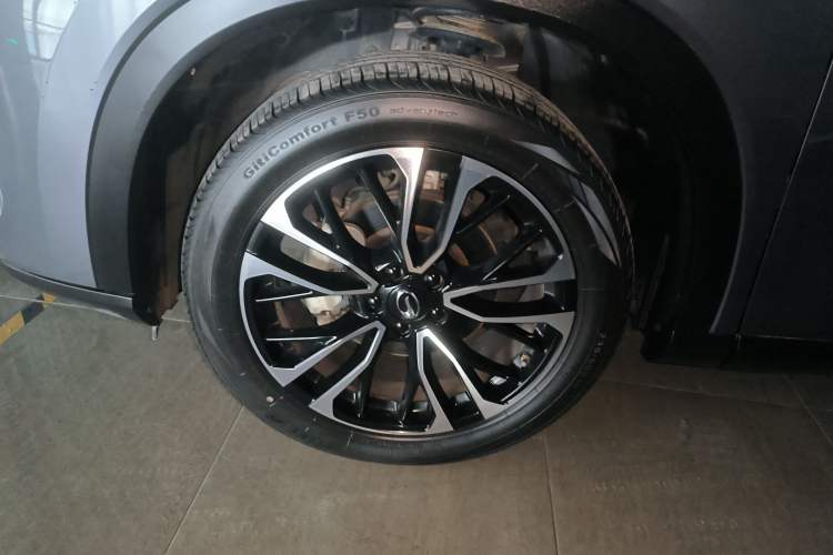 Used GAC Trumpchi GS4 PLUS 2022 390T Automatic Galaxy Edition Left Front Wheel Hub